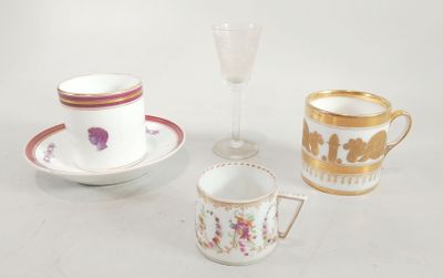 trois tasses et une soucoupe posées sur une table