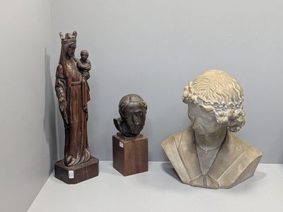 de nombreuses statues d'hommes et de femmes exposées dans un musée