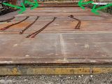 une photo d'une plate-forme en bois sur laquelle figurent des flèches vertes