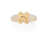Gros plan sur une bague en or ornée de diamants