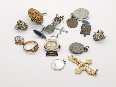 plusieurs types de bijoux différents sur une surface blanche