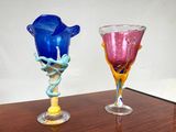 deux verres à vin posés l'un à côté de l'autre sur une table