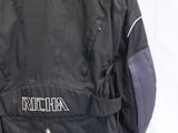 un sac à dos noir posé sur une surface blanche