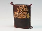 une boîte marron et noire ornée de motifs dorés