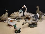 plusieurs figurines de canards posées sur une table en bois