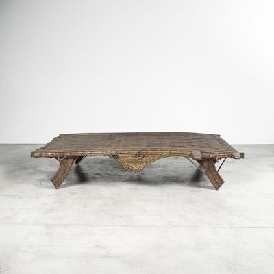 une table basse en bois avec une structure en métal et un plateau en bois