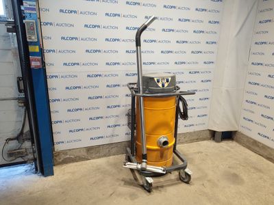 une image représentant un aspirateur jaune dans une pièce