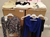 une pile de vêtements posée sur un carton