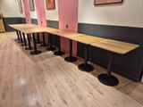 quatre tables et quatre tabourets dans une pièce