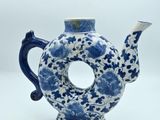 une théière bleue et blanche munie d'une anse