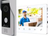 une image représentant un interphone vidéo avec la photo d'un homme à l'écran
