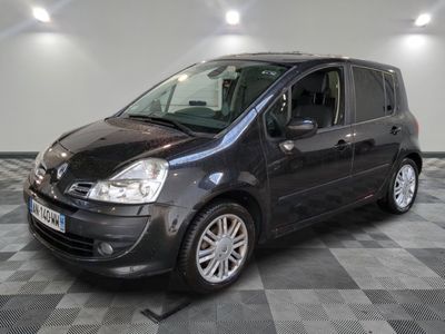 la photo d'une petite camionnette noire garée dans un garage