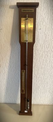 une horloge accrochée au mur à côté d'un mur