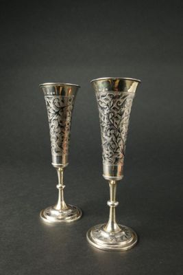une paire de verres à vin plaqués argent sur fond noir