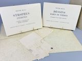trois livres recouverts de feuilles, posés sur une table