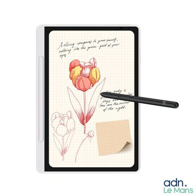 un bloc-notes avec le dessin d'une fleur et un stylo
