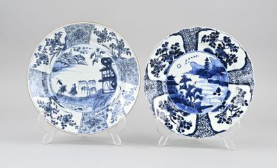paire d'assiettes bleues et blanches ornées de personnages dans un paysage