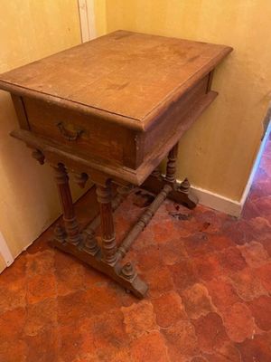 une petite table en bois surmontée d'un tiroir