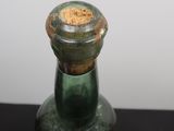 une bouteille en verre vert munie d'un bouchon en liège