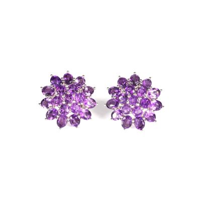 une paire de boucles d'oreilles en améthorate et diamants