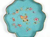 une assiette bleue ornée de fleurs sur un fond blanc