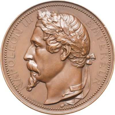 une image représentant une pièce de monnaie en bronze sur laquelle figure le visage d'un homme