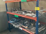 un porte-outils sur lequel sont rangés de nombreux outils, dans une pièce