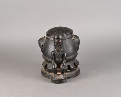 statue représentant un singe assis sur un objet métallique