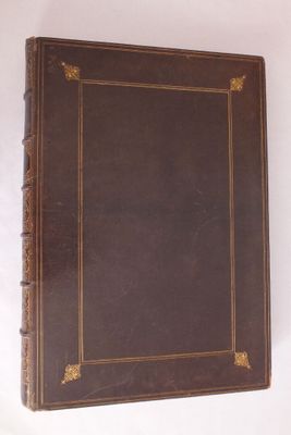 un vieux livre en cuir marron, orné d'une bordure dorée sur fond blanc