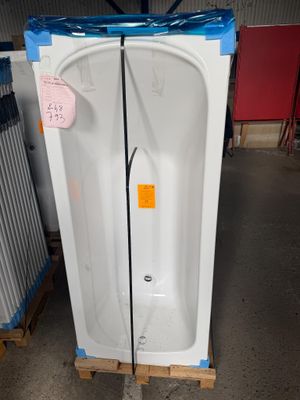 une photo d'une baignoire blanche dans un entrepôt