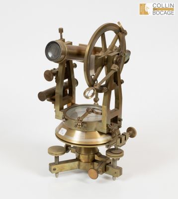 Equerre d'arpenteur laiton doré, marqué Optique Santi à Mars…