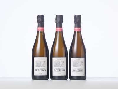 trois bouteilles de vin posées sur une table