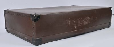 Louis VUITTON Valise en carton brun estampé de la marque.