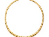 un collier à maillons dorés sur fond blanc