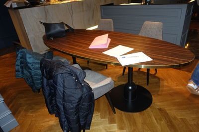 SUR DESIGNATION : Une grande table ovale *** Si pas preneur …