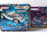 un coffret métallique contenant une petite voiture
