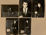 quatre photos en noir et blanc d'un homme en costume-cravate
