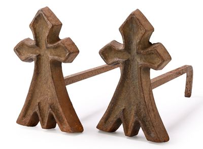 une paire de croix en bois posées sur un socle, sur fond blanc
