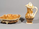 deux vases et un bol sur la table