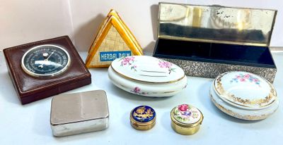 Lot de boîtes diverses en métal ou porcelaine - On y joint u…