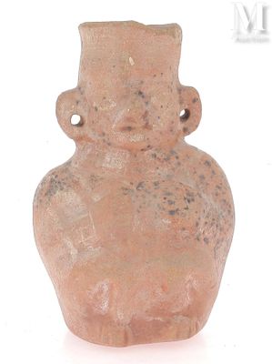 un vase en argile sur lequel est représenté un visage, sur un fond blanc