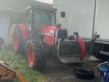 un tracteur garé à côté d'une remorque
