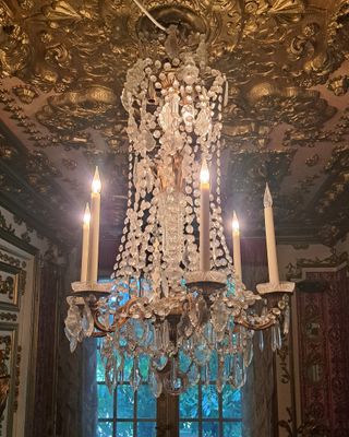 LUSTRE à pampilles et métal doré à six bras de lumière mouve…