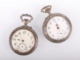 paire de montres de poche anciennes en argent sur fond blanc, avec un fond blanc