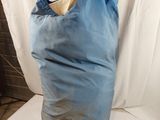 le sac bleu est posé sur le drap blanc