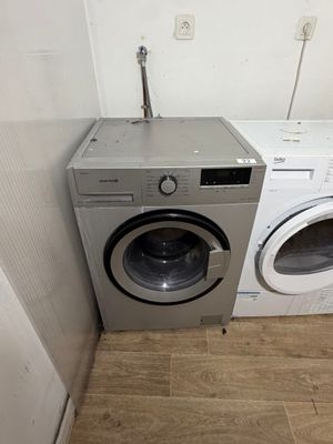 un lave-linge et un sèche-linge dans une petite pièce