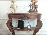 une petite table sur laquelle se trouve une statue