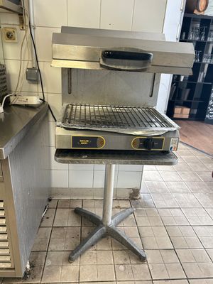 une photo d'un grill professionnel dans une cuisine