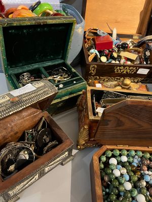 une table sur laquelle sont posés de nombreux bijoux