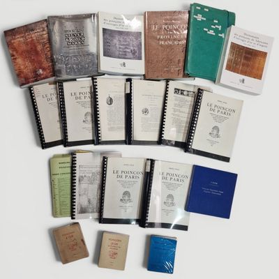 un grand nombre de livres posés sur une table